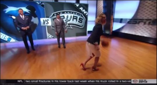 Δημοσιογράφος έπαιξε μπάσκετ με τακούνια και φούστα- ΒΙΝΤΕΟ