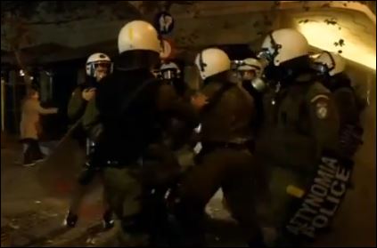 ΒΙΝΤΕΟ-Προκαταρκτική εξέταση για τον αστυνομικό που χτύπησε τον συλληφθέντα