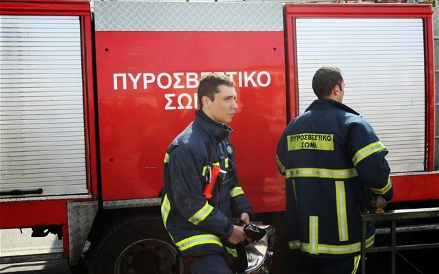 Υπό μερικό έλεγχο η φωτιά στο διαμέρισμα στην Ιουλιανού