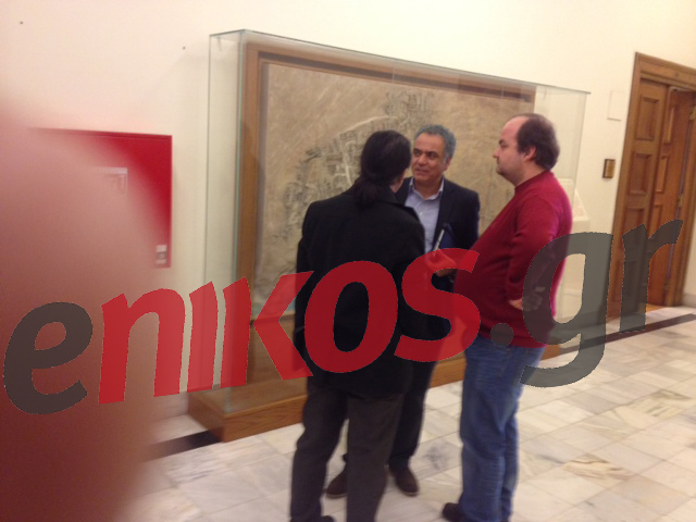 Ο Σκουρλέτης στους διαδρόμους της Βουλής – ΦΩΤΟ