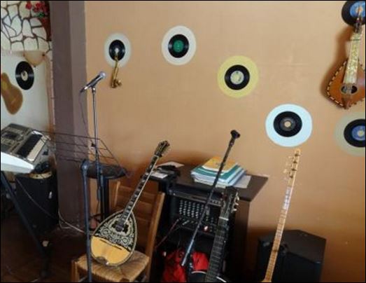 ΦΩΤΟ-Η απάντηση του μουσικού στην αγγελία που “σπάει κόκκαλα”