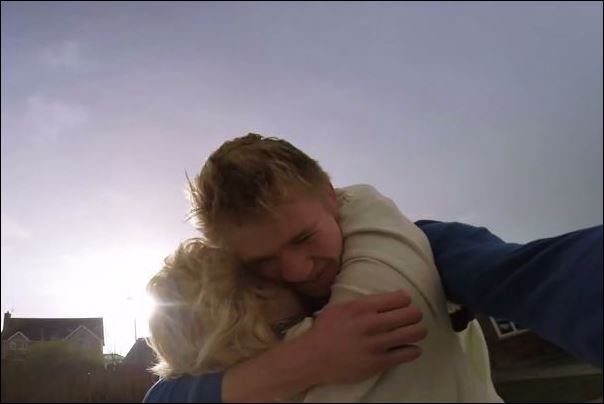 Ταξίδεψε 40 ώρες για να κάνει έκπληξη στη μητέρα του – ΒΙΝΤΕΟ