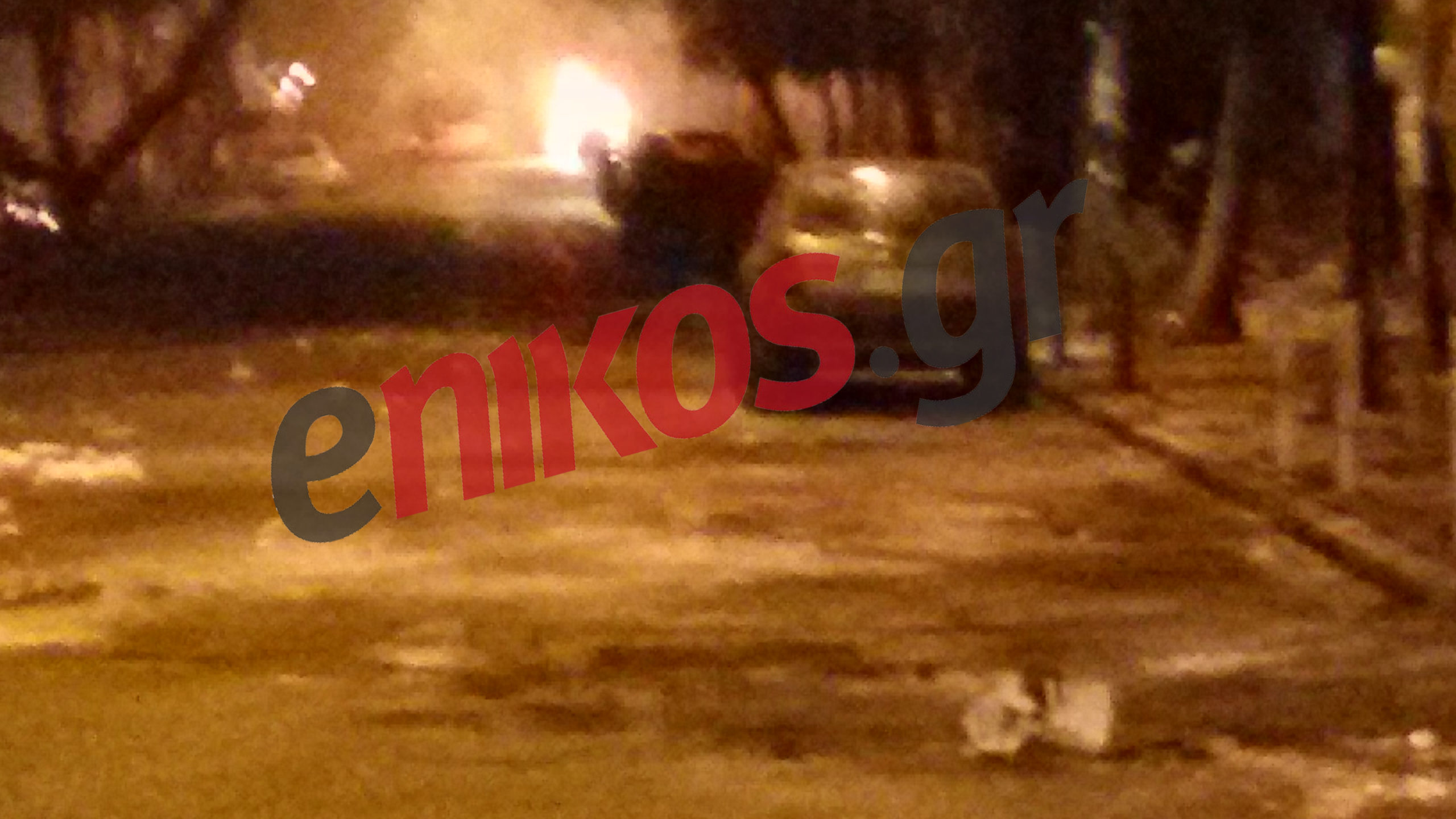 ΤΩΡΑ-ΦΩΤΟ-Καίγεται αυτοκίνητο στη Στουρνάρη