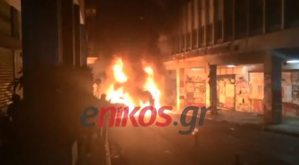 ΤΩΡΑ-ΒΙΝΤΕΟ-Στις φλόγες αυτοκίνητα στα Εξάρχεια