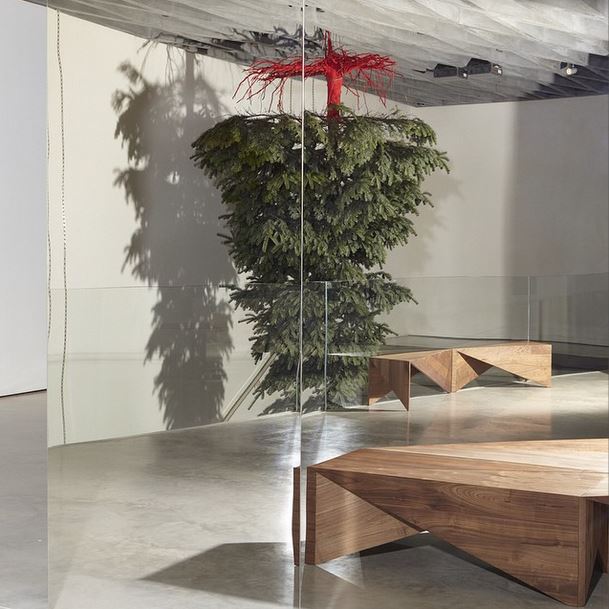 ΦΩΤΟ-Η Μπέκαμ στόλισε το Χριστουγεννιάτικο δέντρο ανάποδα