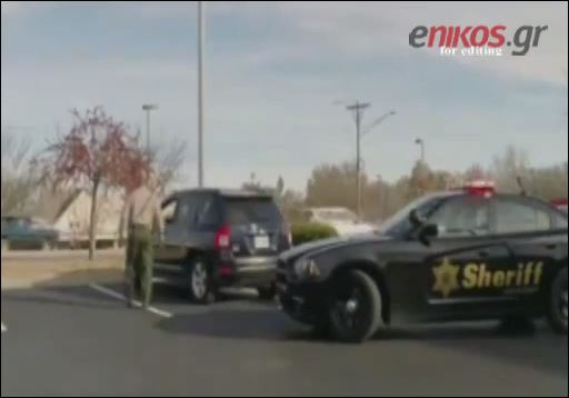 Τροχονόμος – Άγιος Βασίλης μοίραζε δώρα αντί για κλήσεις- ΒΙΝΤΕΟ