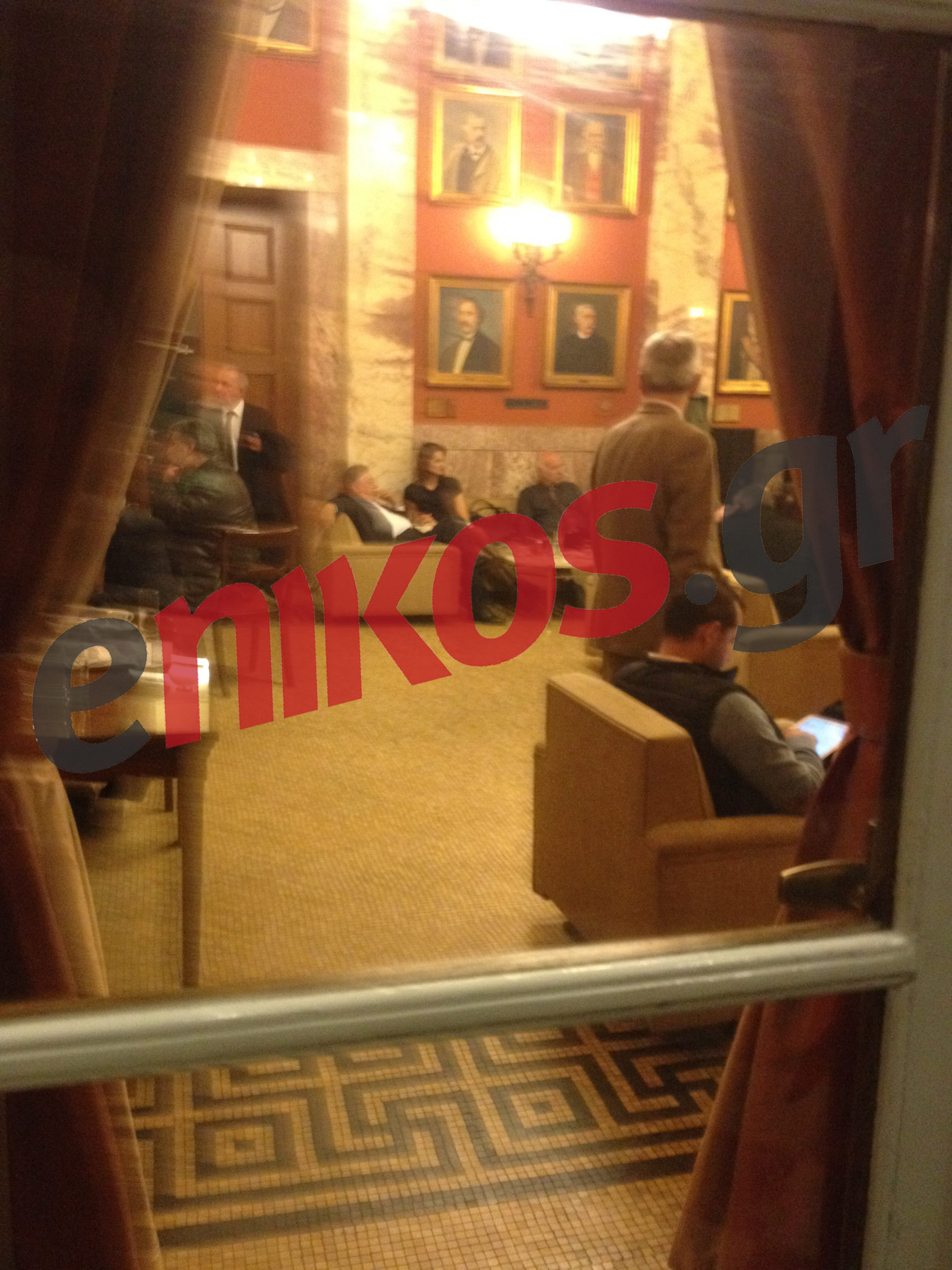 ΤΩΡΑ- Τα “πηγαδάκια” των βουλευτών πριν από την ψηφοροφία – ΦΩΤΟ