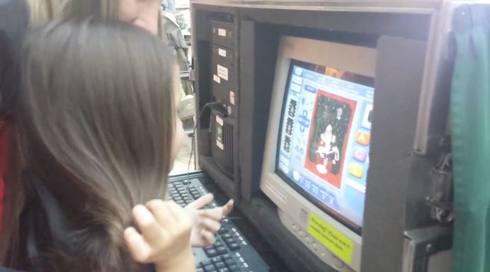 Η φωτογραφία με τον Άϊ Βασίλη που φανέρωσε το δώρο Χριστουγέννων – ΒΙΝΤΕΟ