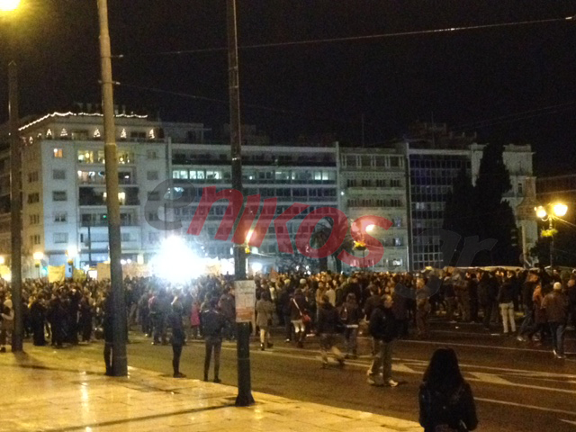 ΤΩΡΑ-ΦΩΤΟ-Υπό βροχή το συλλαλητήριο στο Σύνταγμα