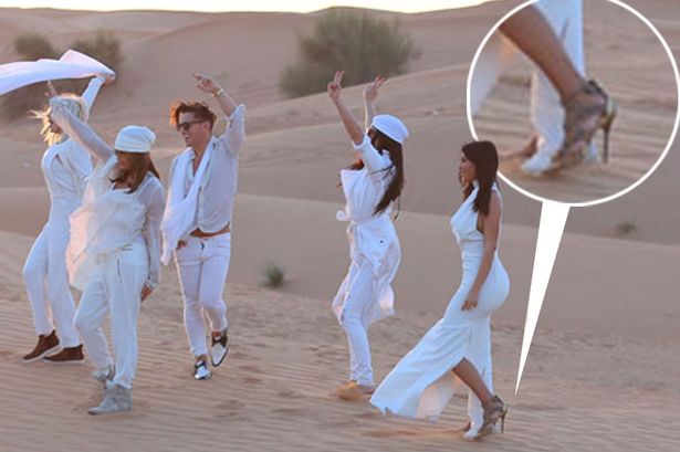 ΦΩΤΟ-Η Καρντάσιαν φοράει ψηλοτάκουνα στην έρημο