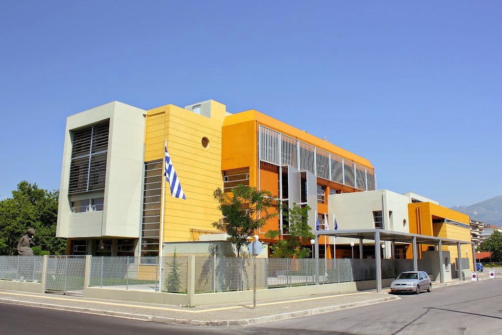 Του έκοψαν το επίδομα και χτύπησε τον υπάλληλο με ομπρέλα