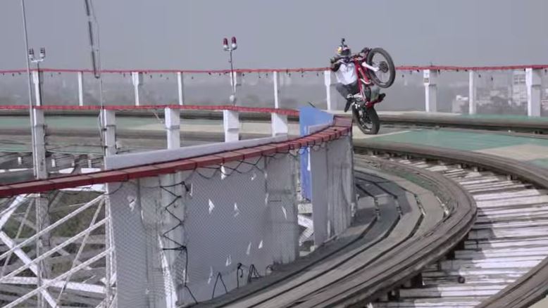 ΒΙΝΤΕΟ- Σούζα στο τρενάκι του τρόμου