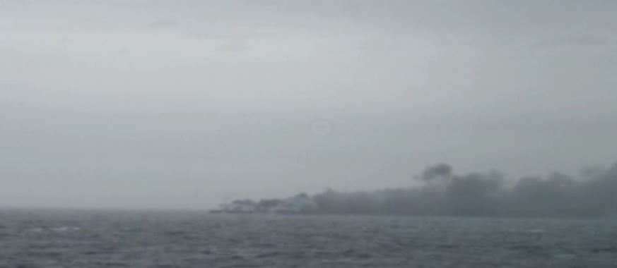 Αγωνία για τους επιβάτες του φλεγόμενου πλοίου – Ο καιρός εμποδίζει την επιχείρηση διάσωσης – ΒΙΝΤΕΟ – ΣΥΝΕΧΗΣ ΕΝΗΜΕΡΩΣΗ