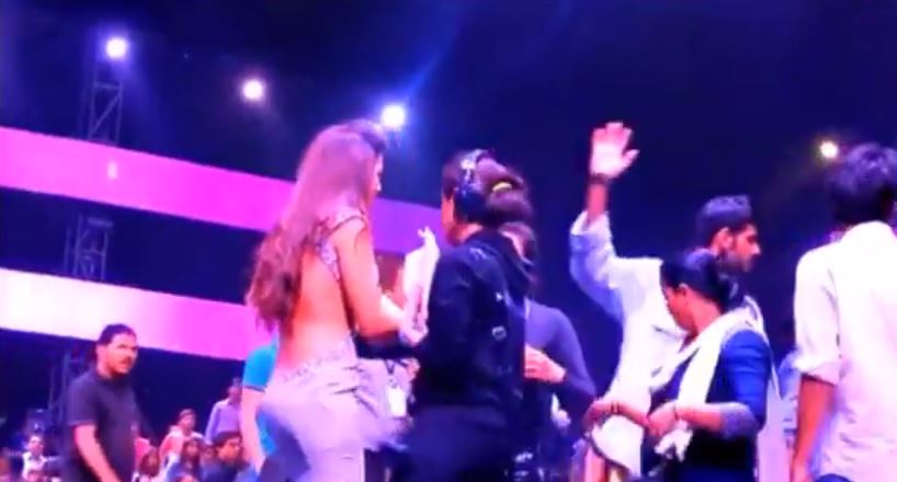 BINTEO-Xαστούκισαν Ινδή παρουσιάστρια για την εμφάνισή της