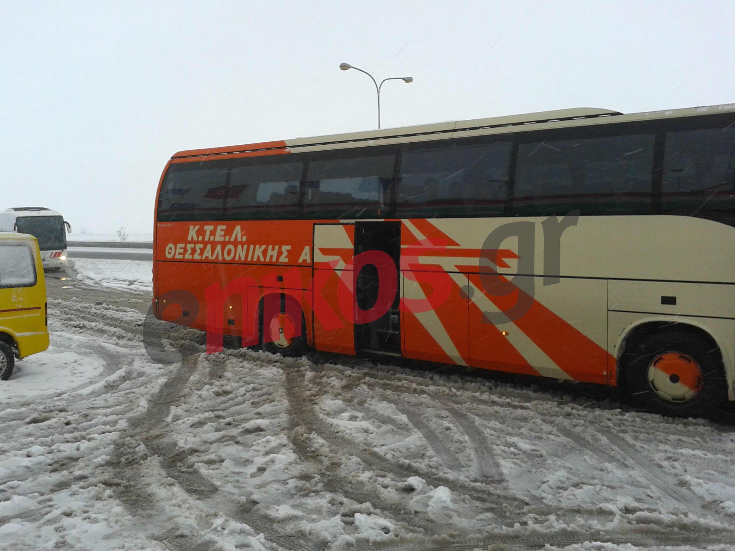 Χιόνια και παγετός στην Αθηνών – Λαμίας στη Λιβαδειά – ΦΩΤΟ