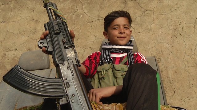 Ο 14χρονος Χαϊντάρ εκπαιδεύεται στα όπλα – ΒΙΝΤΕΟ
