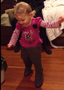 2χρονο κοριτσάκι περπατάει με τις μπότες της μαμάς της – ΒΙΝΤΕΟ