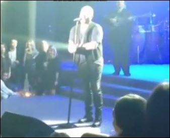 ΒΙΝΤΕΟ-Ο Ρέμος τραγουδούσε και… πέταξαν τραπέζι στην πίστα