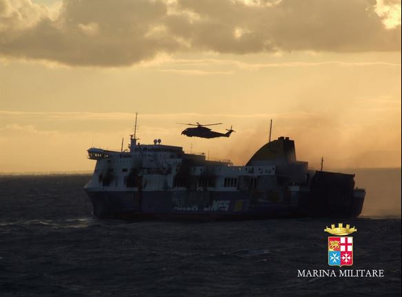 Η διάσωση των επιβατών του Norman Atlantic με το ιταλικό ελικόπτερο – ΦΩΤΟ