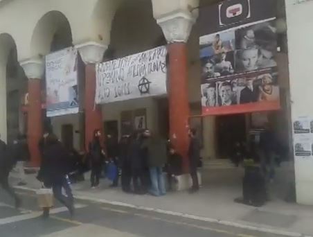 ΒΙΝΤΕΟ-Θεσσαλονίκη-Κατάληψη στον κινηματόγραφο “Ολύμπιον” για τον Ρωμανό