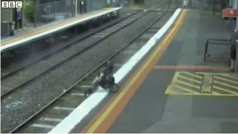 ΒΙΝΤΕΟ-Καρότσι με μωρό πέφτει στις ράγες του τρένου