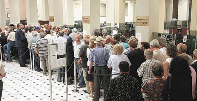 Λιποθύμησαν περιμένοντας στην ουρά για τη σύνταξη