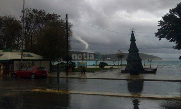 ΦΩΤΟ-Ανεμοστρόβιλος στη Βάρκιζα