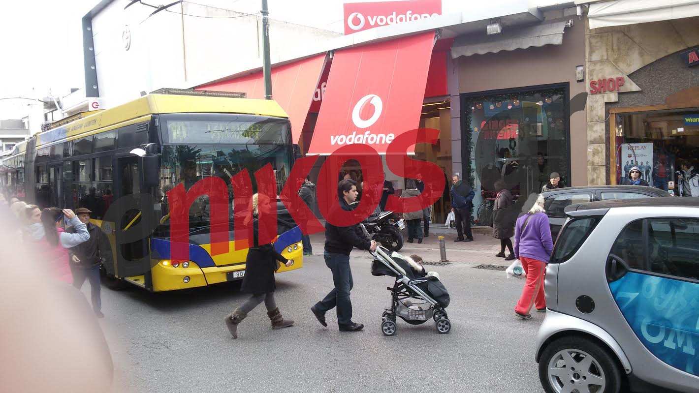 Πάρκαρε στη μέση του κεντρικού δρόμου – ΦΩΤΟ