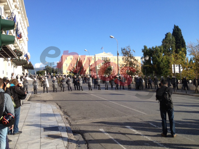 ΤΩΡΑ-ΦΩΤΟ-“Φραγμός” των ΜΑΤ στη Βασιλέως Γεωργίου