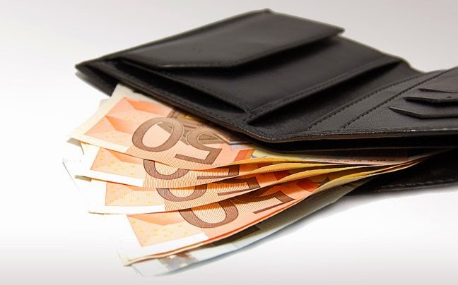 ΒΙΝΤΕΟ-Βρήκε πορτοφόλι με 2.500 ευρώ και το παρέδωσε