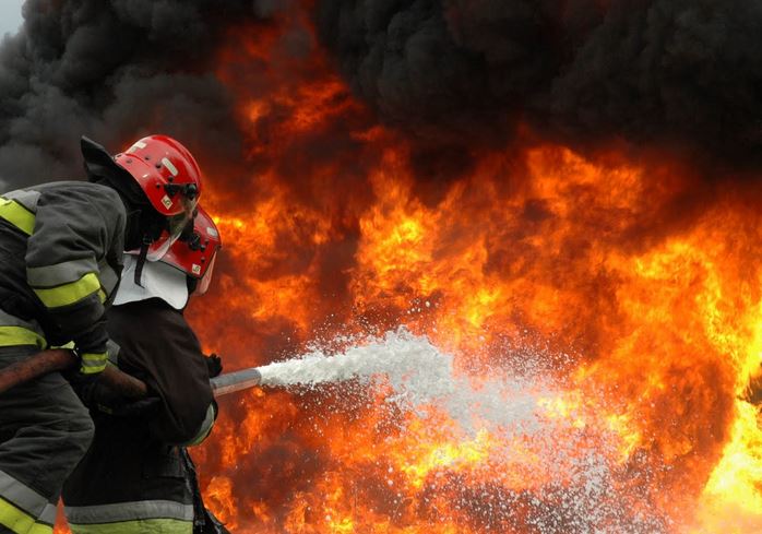 Πυρκαγιά ξέσπασε σε εργοστάσιο στο Λαύριο