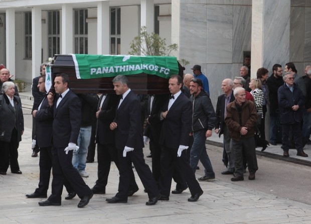 ΦΩΤΟ-Το τελευταίο “αντίο” στον Κώστα Λινοξυλάκη