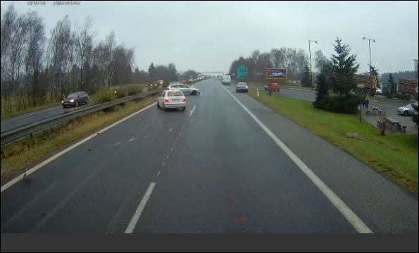 3 ατυχήματα στον ίδιο δρόμο σε λίγα δευτερόλεπτα- ΒΙΝΤΕΟ