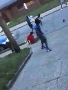 ΒΙΝΤΕΟ-Τους χτύπησε στο κεφάλι με φτυάρι