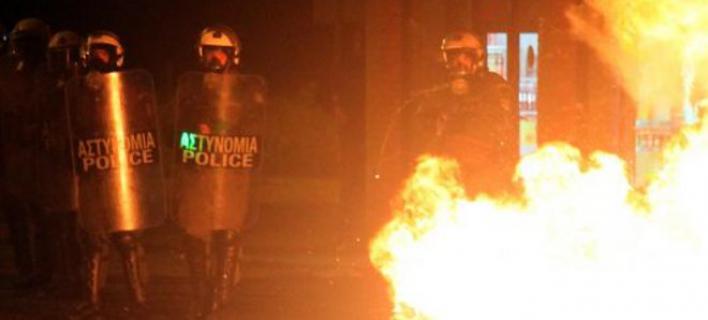 Βόμβες μολότοφ σε διμοιρία των ΜΑΤ έξω από τα γραφεία του ΠΑΣΟΚ