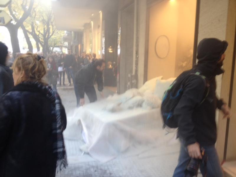 ΤΩΡΑ-Μολότοφ μέσα σε πολυκατάστημα στη Θεσσαλονίκη