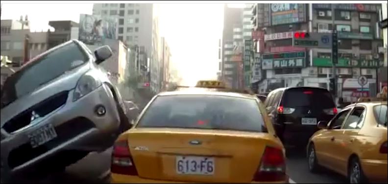 Τζιπ περνάει… πάνω από ταξί- ΒΙΝΤΕΟ
