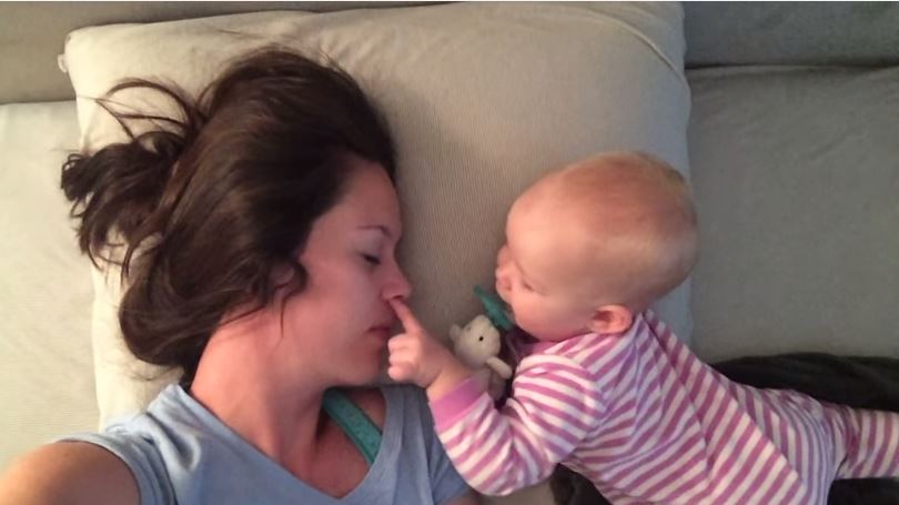 ΒΙΝΤΕΟ-Δείτε τι κάνει ένα μωρό όταν η μαμά του αποκοιμηθεί