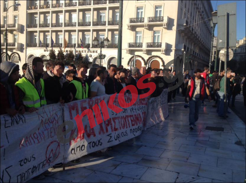 ΦΩΤΟ-Μπροστά από τη Βουλή και τους Σύρους πρόσφυγες η πορεία