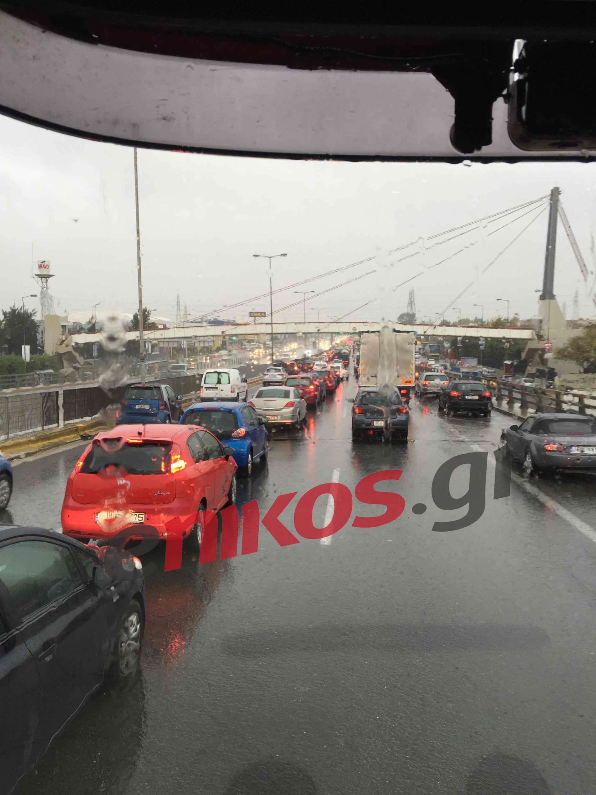 ΤΩΡΑ-ΦΩΤΟ: Κυκλοφοριακό χάος στην Πέτρου Ράλλη