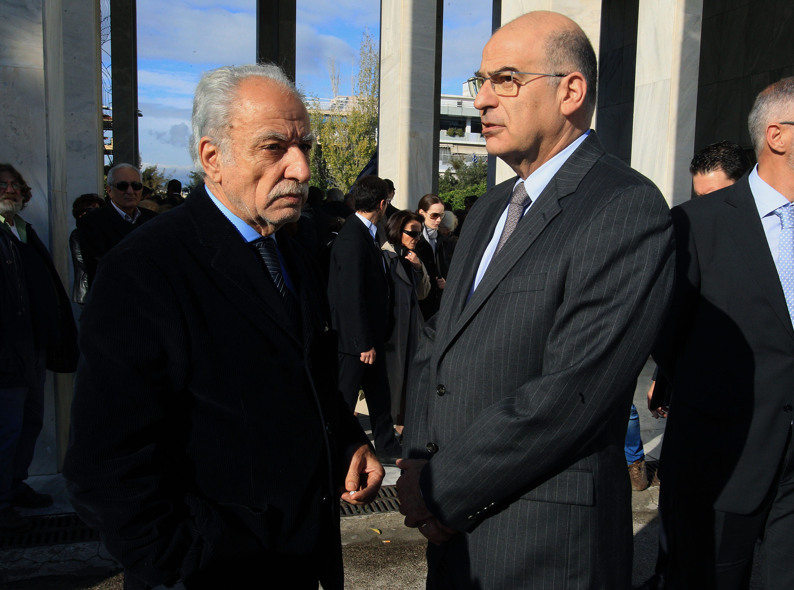 ΦΩΤΟ-Ποιοι είπαν το τελευταίο αντίο στον Μένη Κουμανταρέα