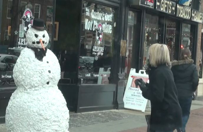 Αυτός ο χιονάνθρωπος… τρομάζει – ΒΙΝΤΕΟ