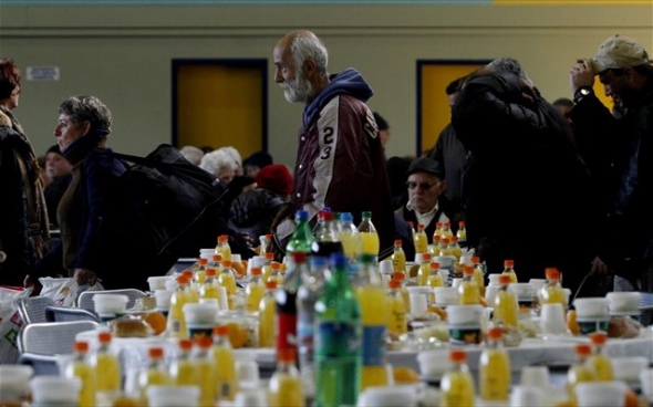 Χριστουγεννιάτικο τραπέζι για άπορους και άστεγους από το δήμο Αθηναίων
