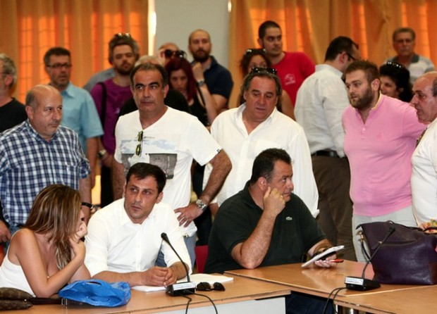 Ξύλο στο δήμο Νέας Φιλαδέλφειας με φόντο το γήπεδο