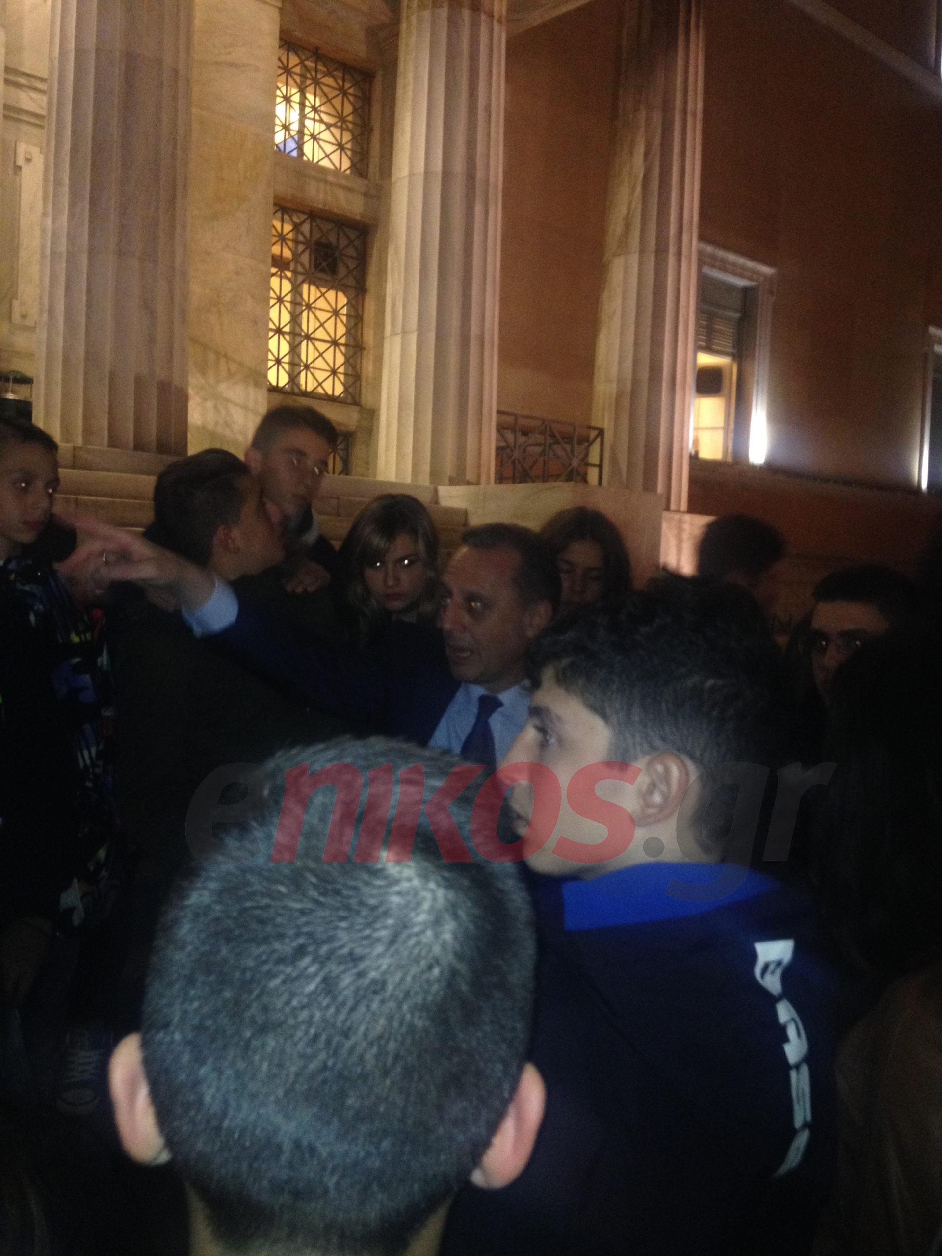 ΤΩΡΑ – Ο Μπέζας συνομιλεί με μαθητές – ΦΩΤΟ