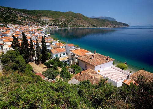 Βρήκαν πτώμα γυναίκας στη θάλασσα