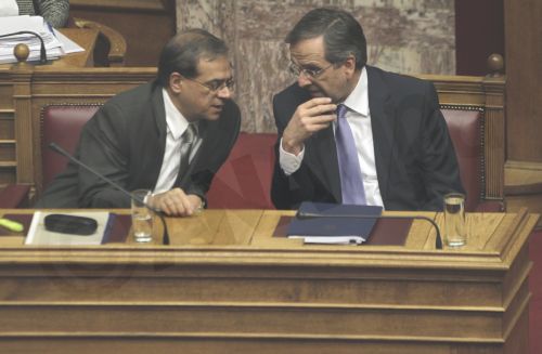 ΦΩΤΟ-Η συνομιλία Σαμαρά-Χαρδούβελη στη βουλή