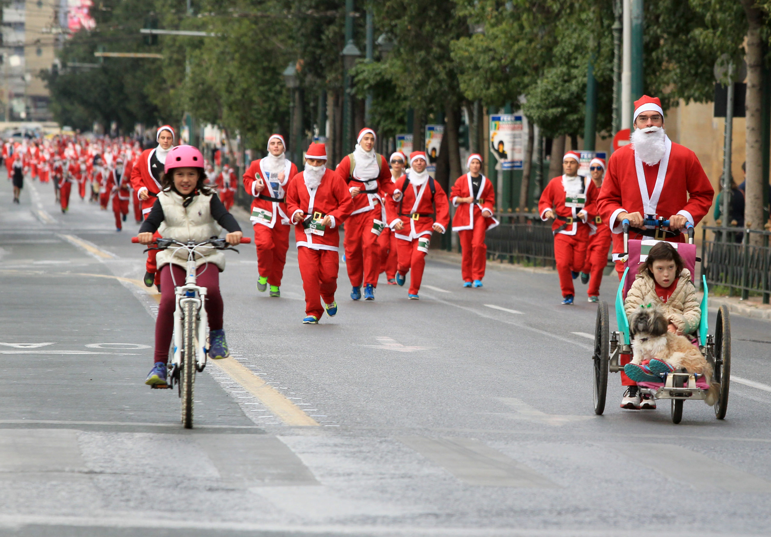 ΦΩΤΟ-Μετά τις μολότοφ η Αθήνα γέμισε… Αγιοβασίληδες