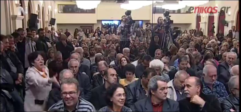 Η γυναίκα που διέκοψε τον Τσίπρα για να δείξει τους… “κλέφτες” – ΒΙΝΤΕΟ