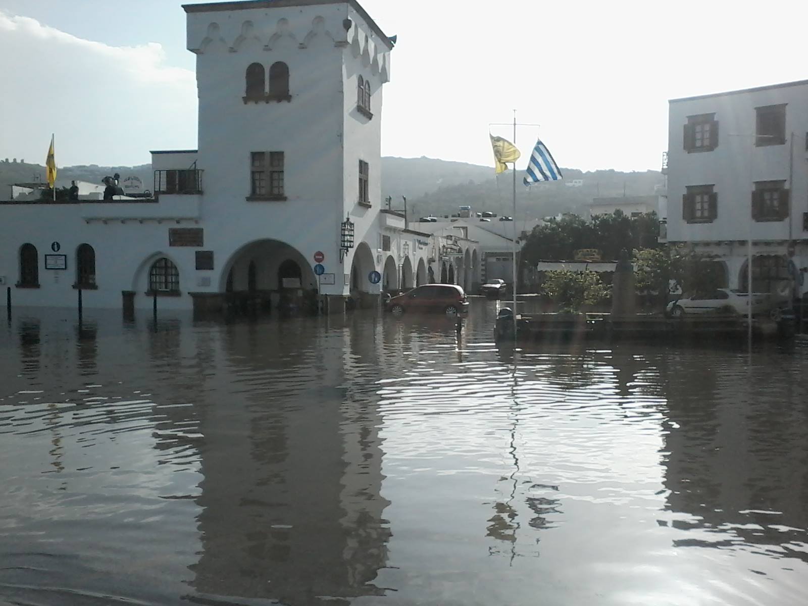 ΦΩΤΟ-Πλημμύρισε η “Σκάλα” της Πάτμου